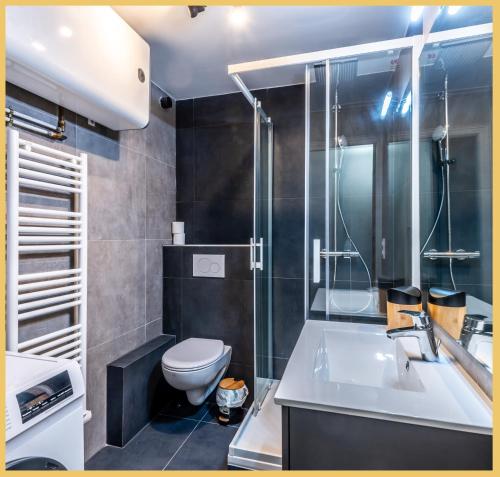 une salle de bain avec toilettes, lavabo et douche dans l'établissement Chez Will I T2 I Thonon, à Thonon-les-Bains