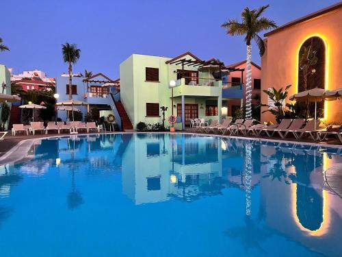 duży basen przed ośrodkiem w obiekcie Club Vista Serena w mieście Maspalomas