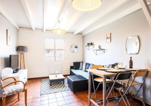 un salon avec un canapé et une table dans l'établissement Duplex Cosy et Central, à Biscarrosse
