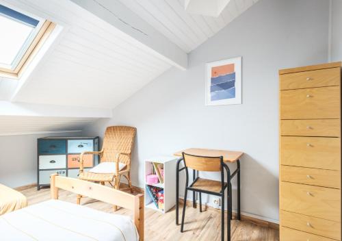 une chambre avec un lit, un bureau et des chaises dans l'établissement Duplex Cosy et Central, à Biscarrosse