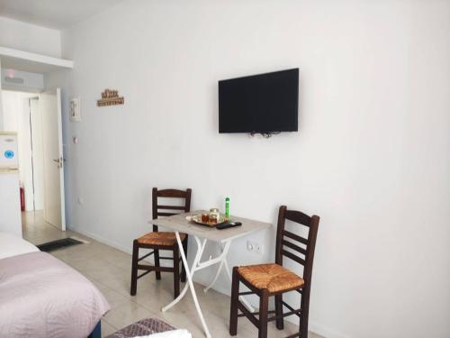 TV a/nebo společenská místnost v ubytování Panormos View