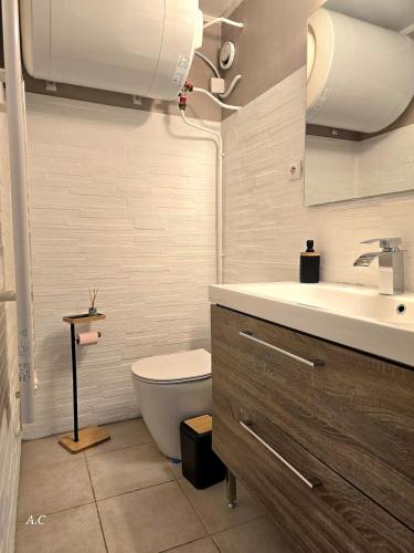 une salle de bain avec toilettes et lavabo dans l'établissement La Baie - Studio neuf avec balcon vue mer, à 5min de la mer avec parking - By AURAconciergerie, à La Ciotat