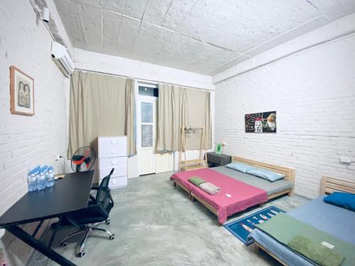 una camera da letto con un letto e una scrivania di May’s house Nhà của Mây a Hanoi