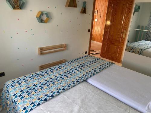 Ένα ή περισσότερα κρεβάτια σε δωμάτιο στο Casa rosa completa-patio- BBQ-columpios-buhardilla
