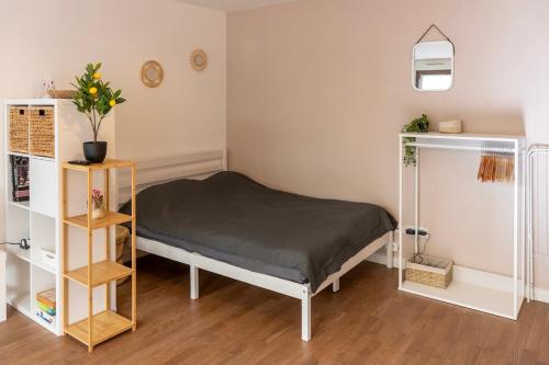 Ένα ή περισσότερα κρεβάτια σε δωμάτιο στο Cozy Studio near Paris - Wi-Fi - Netflix - Parking