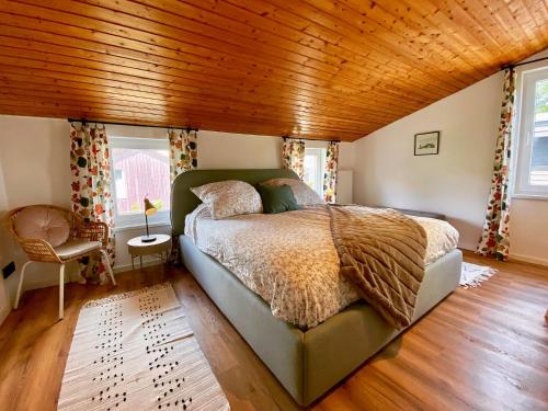 Postel nebo postele na pokoji v ubytování Townhouse am Kurpark - Familienfreundliches Ferienhaus mit Retro-Arcade, Wallbox & privatem Eingang