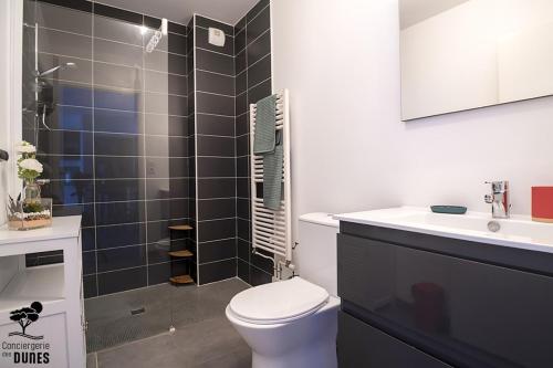 une salle de bain avec toilettes, lavabo et douche dans l'établissement Great Studio, à Arcachon