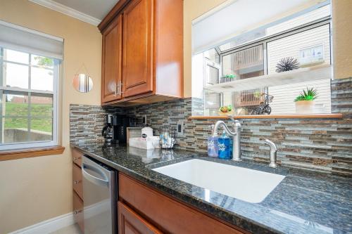 Kuchyň nebo kuchyňský kout v ubytování The Cove 19-1 By SDC, Big Deck, Pool, Hot Tub, On Lake