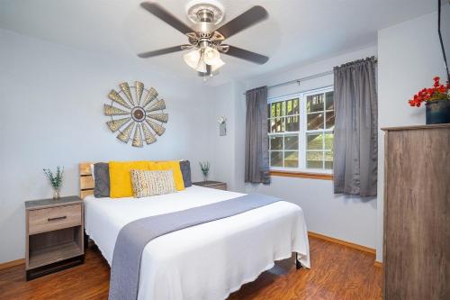 Postel nebo postele na pokoji v ubytování The Cove 19-1 By SDC, Big Deck, Pool, Hot Tub, On Lake