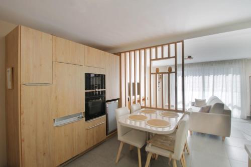 une cuisine et une salle à manger avec une table et des chaises dans l'établissement New T3 with air conditioning 2 steps from the lake, à Aix-les-Bains