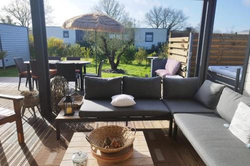 Ruang duduk di Comfortable lodge in Vendée for 6 guests