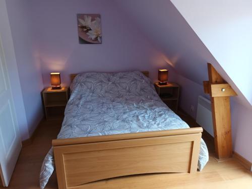 Ce lit se trouve dans un dortoir doté de 2 lampes sur 2 tables. dans l'établissement Erdeven Kerminihy Maison 6 personnes, à Erdeven