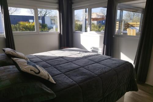 Katil atau katil-katil dalam bilik di Comfortable lodge in Vendée for 6 guests