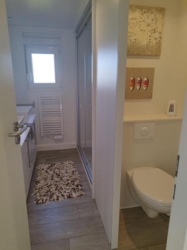 Bilik mandi di Comfortable lodge in Vendée for 6 guests