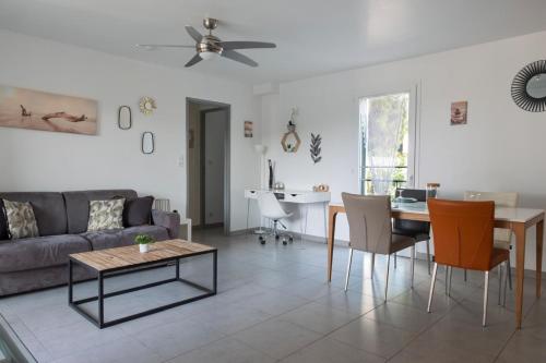 un salon avec un canapé et une table dans l'établissement Beautiful T3 with balcony near downtown, à Sainte-Maxime