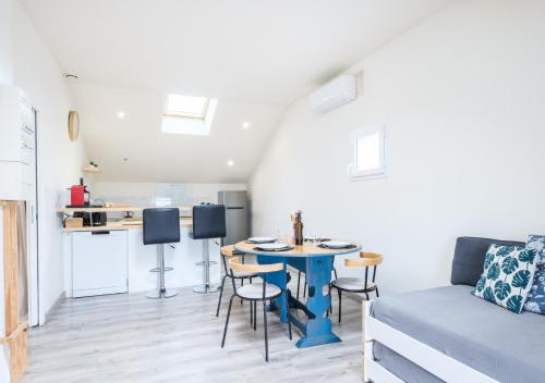 un salon avec un canapé et une table dans l'établissement Lou Nid de Bisca, à Biscarrosse