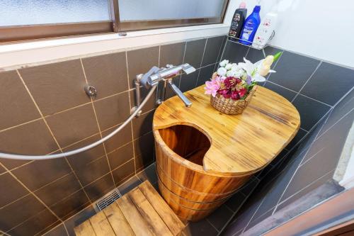 Kylpyhuone majoituspaikassa 028T 大熊の家 西新宿大熊 極小ハウス 駅5分 文化学習体験 無料WiFi 個性的なバスタブ 新宿中央公園そば