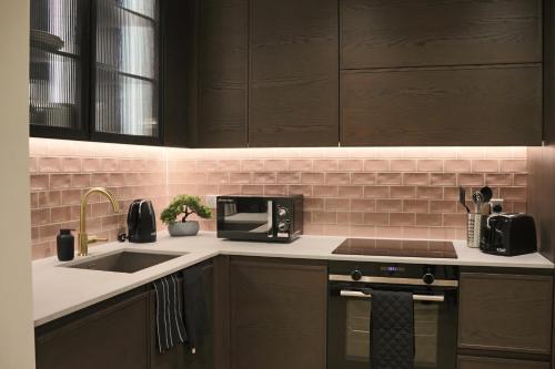 a kitchen with a sink and a microwave at Luxury 2 Bed 2 Bath City Apartment in London