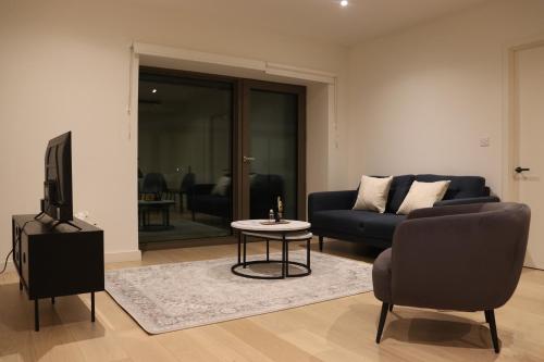 a living room with a couch and a table at Luxury 2 Bed 2 Bath City Apartment in London