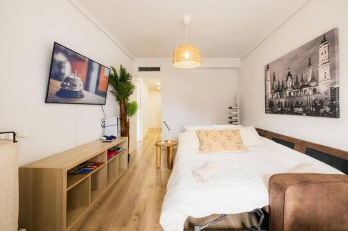 une chambre avec un grand lit et un canapé dans l'établissement Casa Jesús PS5 Juegos Niños WiFi 6 Pax, à Saragosse