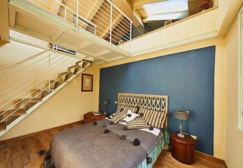 モンスンマーノにあるLe Maggiolineのベッドルーム1室(ベッド1台付)、階段