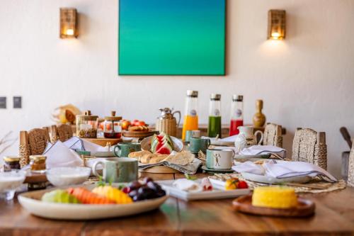 une table avec des plaques de cuisson au-dessus dans l'établissement VILLA COLIBRI Guriú, à Guriú