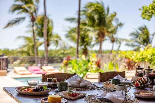 une table avec des plaques de cuisson au-dessus dans l'établissement VILLA COLIBRI Guriú, à Guriú