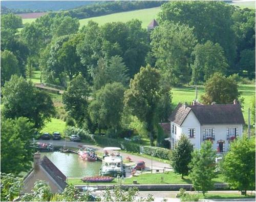 Maison de caractère au bord du canal du Nivernais