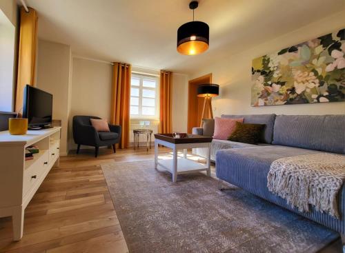 a living room with a couch and a tv at Ferienwohnung Hof Schacht in Penkow