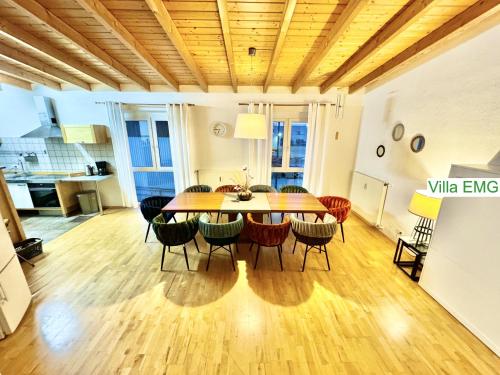 a dining room with a wooden table and chairs at Haus EMG Hockenheim in Hockenheim