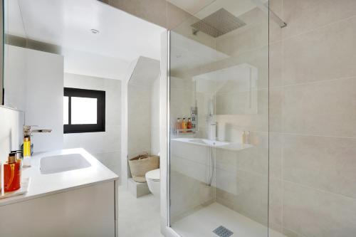 une salle de bain avec une douche, un lavabo et des toilettes dans l'établissement Pick A Flat's apartment Place Victor Hugo - Rue des Belles Feuilles, à Paris