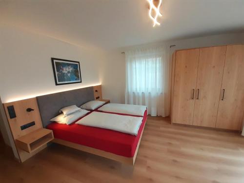Una cama o camas en una habitación de Fröhlichhof Wohnung Apfelblüte