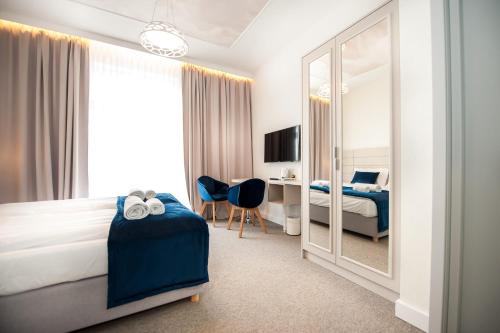 Una televisión o centro de entretenimiento en Hotel Gdynia Boutique