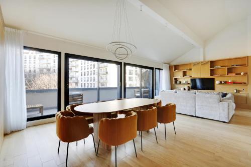 une cuisine et une salle à manger avec une table et des chaises dans l'établissement Pick A Flat's apartment Place Victor Hugo - Rue des Belles Feuilles, à Paris