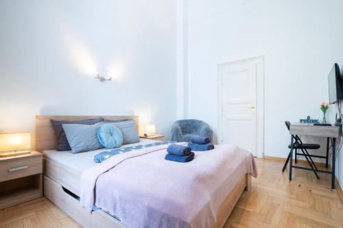 Posteľ alebo postele v izbe v ubytovaní Cedar Inn Budapest - Palace District