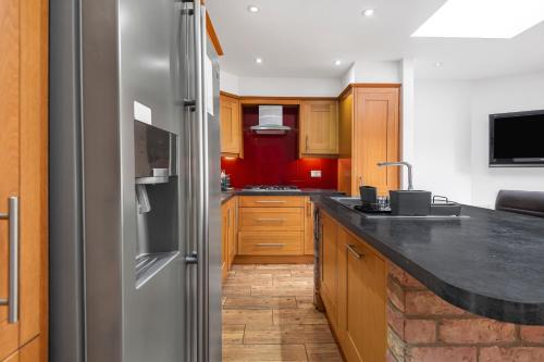 Η κουζίνα ή μικρή κουζίνα στο Spacious 4 Bedroom Home, Prime Location, Parking