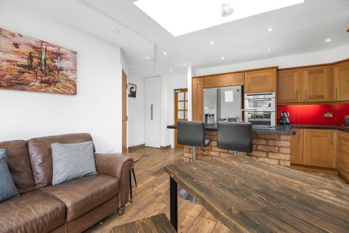 Η κουζίνα ή μικρή κουζίνα στο Spacious 4 Bedroom Home, Prime Location, Parking