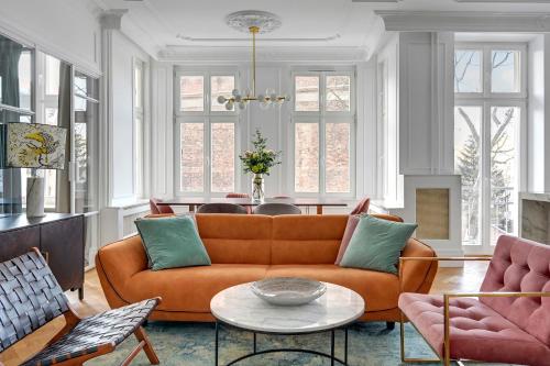 een woonkamer met een bank en een tafel bij Blue Mandarin Old Town in Gdańsk