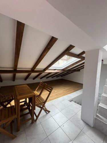 une pièce avec une table et des chaises dans un bâtiment dans l'établissement Studio Urban, à Piran