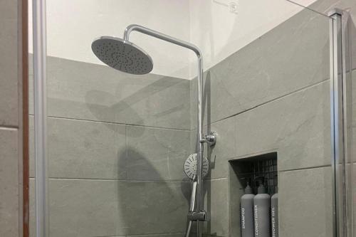eine Dusche mit Duschkopf in einem Badezimmer in der Unterkunft Quaint Studio Apartment in Soufriere from Claviers in Soufrière