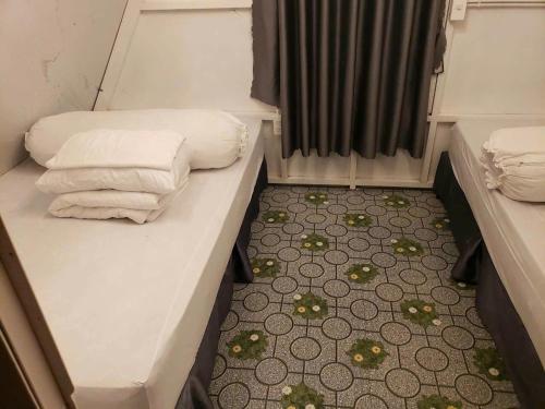 a small room with two beds on the floor at SUMI ĐAMI homestay in Da R'soung