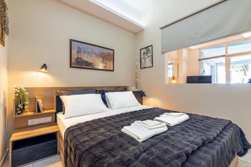 Ένα ή περισσότερα κρεβάτια σε δωμάτιο στο Harmony modern apartment near sea