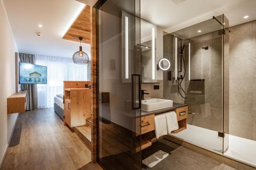 Koupelna v ubytování Alm- & Wellnesshotel Alpenhof