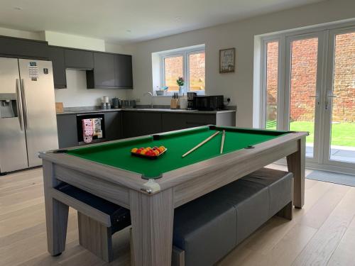 a kitchen with a pool table in a room at Fort View- Totland in Totland