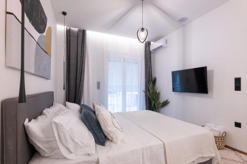 Aristo129 - Stylish Urban Retreat Balcony by Metro
