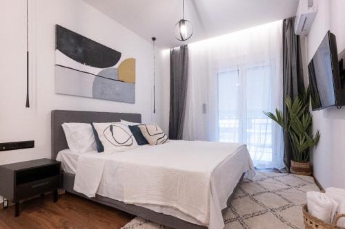 Aristo129 - Stylish Urban Retreat Balcony by Metro
