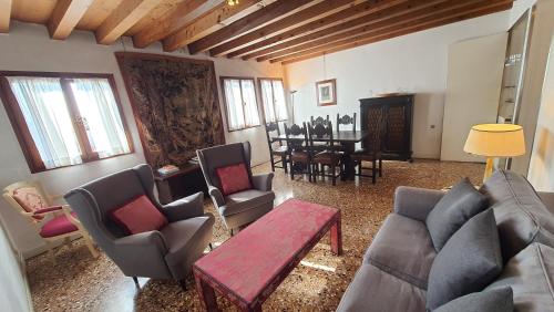 a living room with a couch and chairs and a table at Palazzo Contarini Della Porta Di Ferro in Venice