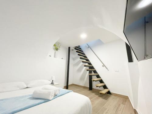 Habitación con 2 camas y escalera de caracol. en Cerca del centro y luminoso, en Madrid