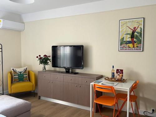 Le Tassigny #Central #Quiet #Air conditioning #Wifi photo 13