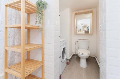 La salle de bains est pourvue de toilettes et d'un lave-linge. dans l'établissement Le Tassigny #Central #Quiet #Air conditioning #Wifi, à Cannes